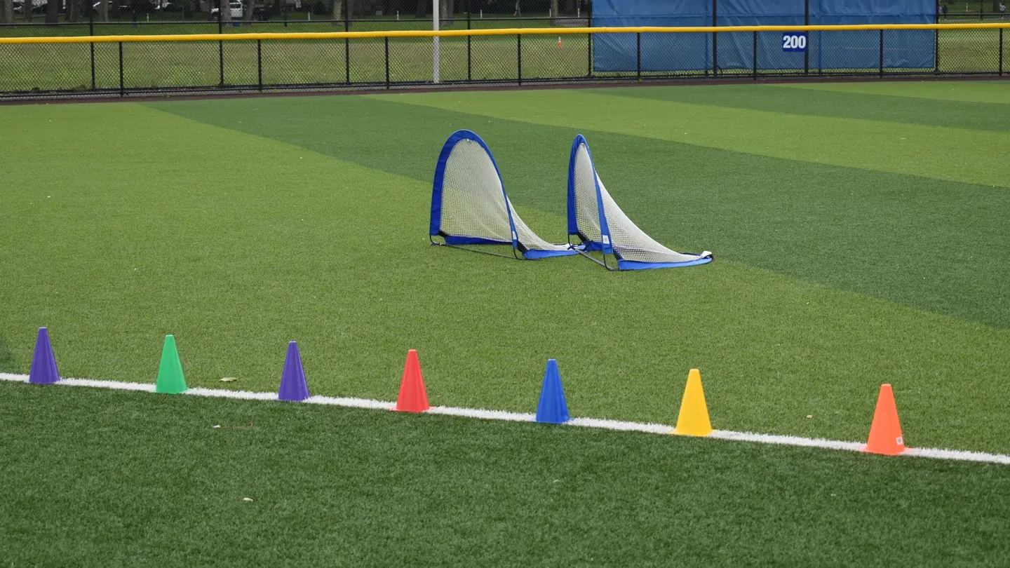 Campo con material de adestramento para desprazamentos de equipos deportivos